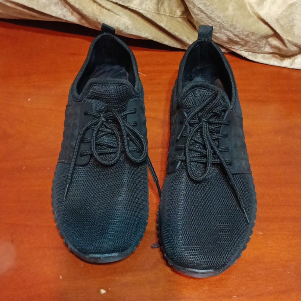 Miss fiori women's all black sneaker size 9